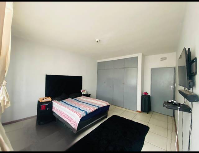 2 BEDROOM FLAT FOR SALE IN VEREENIGING CENTRAL